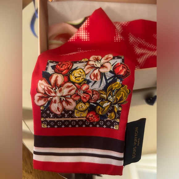 🔥🔥🔥Authentic Louis Vuitton Bandeau,Malle fleurs Silk❤️🌺❤️🌺 - Picture 5 of 7